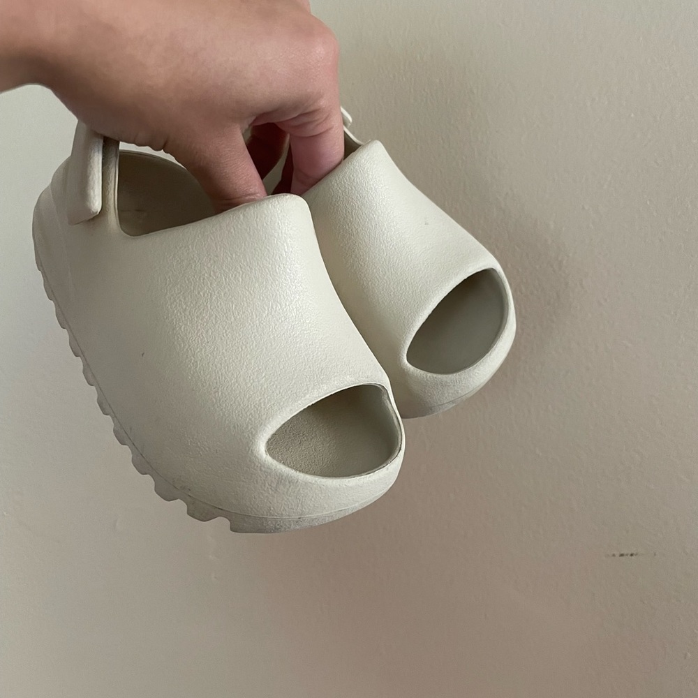 Toddler adidas Yeezy Slides